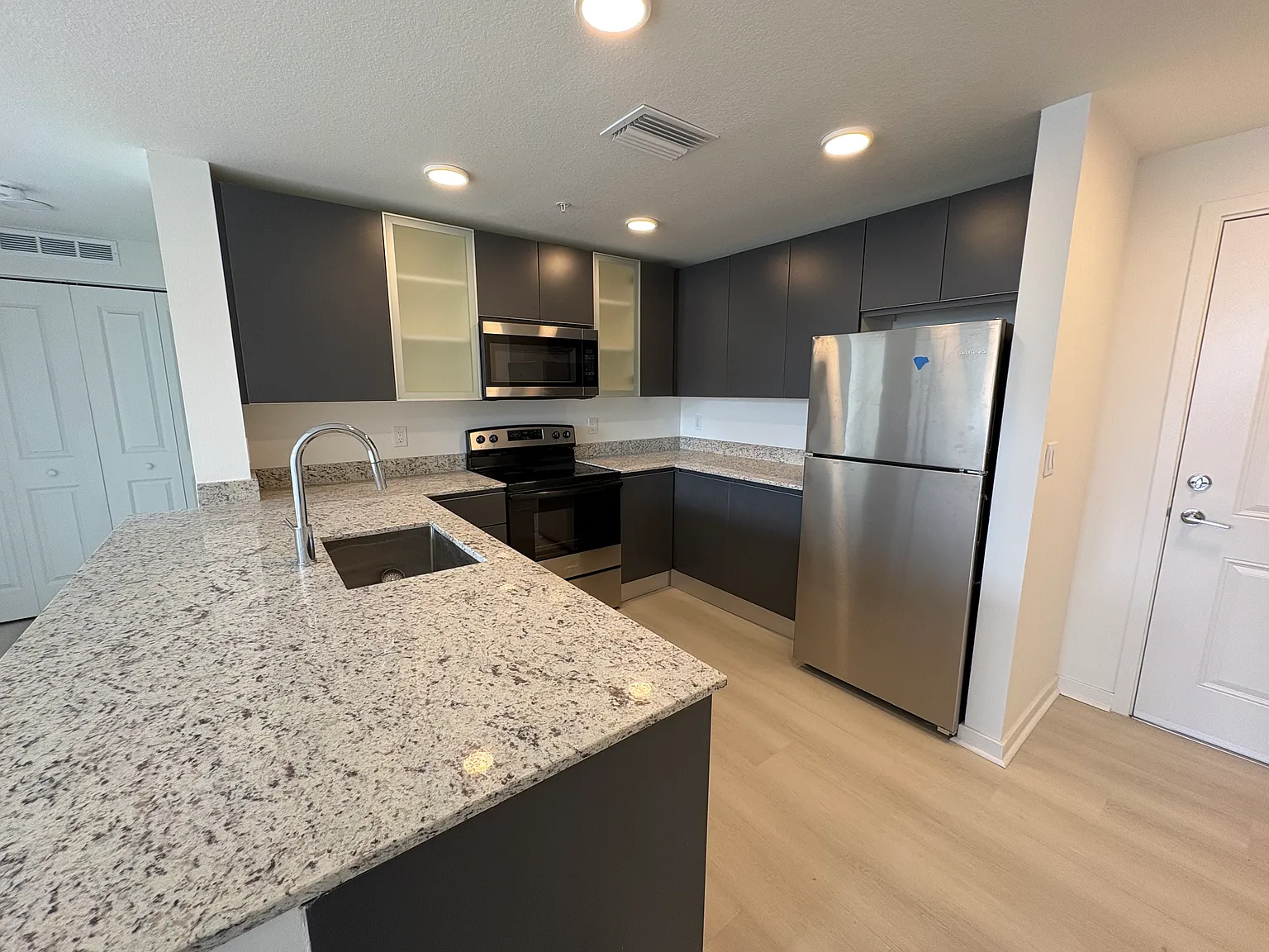 2 bed, 1023 sqft, $1,800 — Photo 2