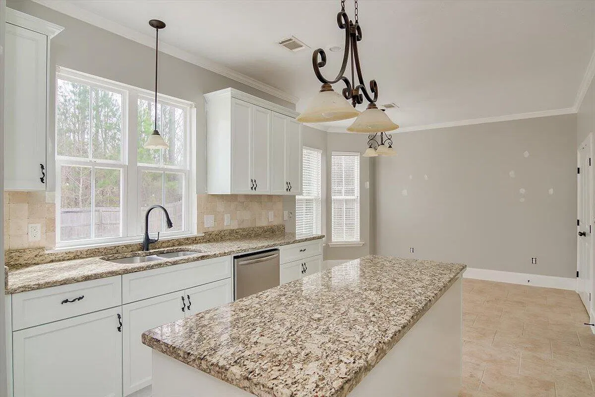 4 bed, 2.5 bath, 2691 sqft, $2,250 — Photo 4