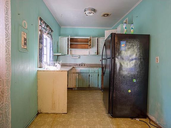 4th image of 5705 Lacona Dr