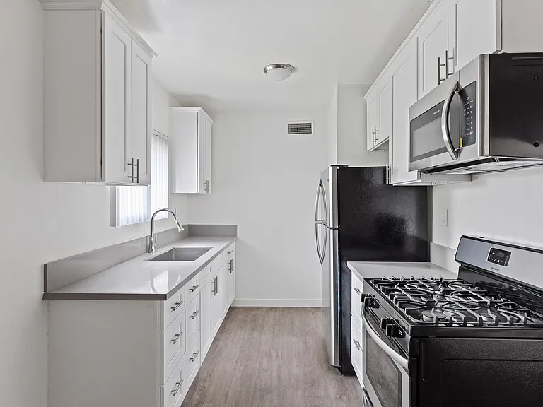 Tarzana Court Apartments — Photo 10