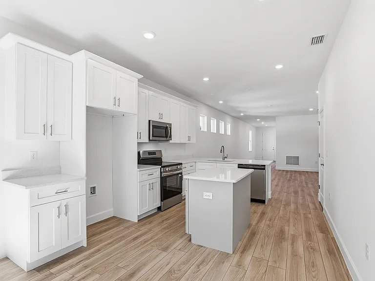 1209 W 15th St — Photo 20