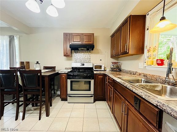 5th image of 1015 Union Ave