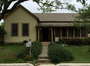 901 D St, Floresville, TX 78114