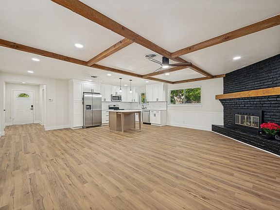 5th image of 740 Bedford Ct W