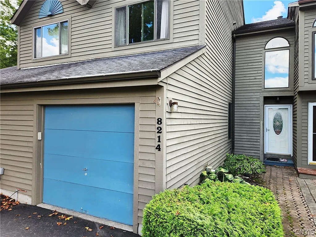 2 bed, 1.5 bath, 1388 sqft, $2,000 — Photo 3