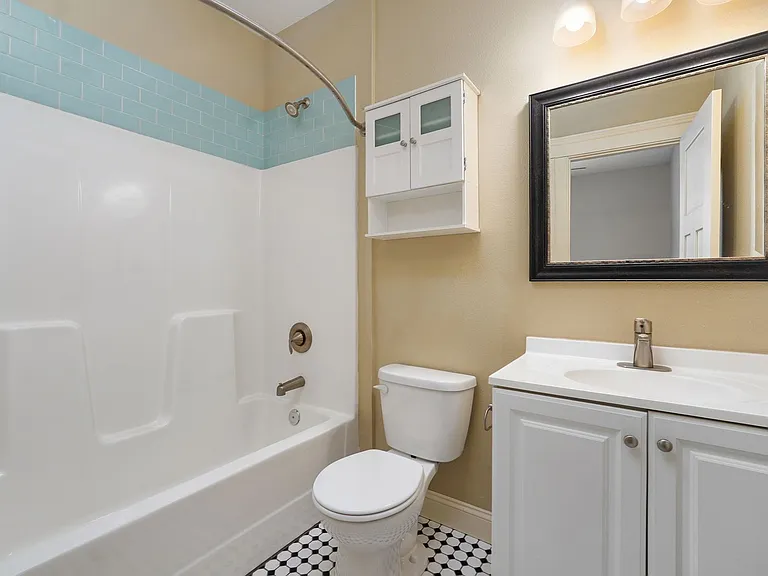1040 E Walnut St — Photo 25