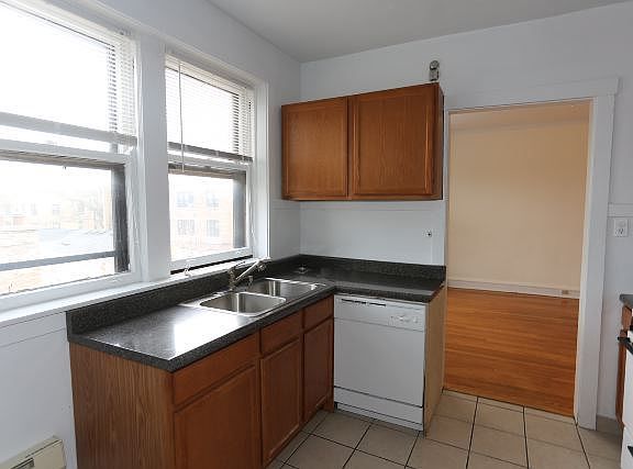 3rd image of 1117 W Oakdale 3a #3A