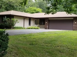 1369 Castlehill Dr, Rockford, IL 61107