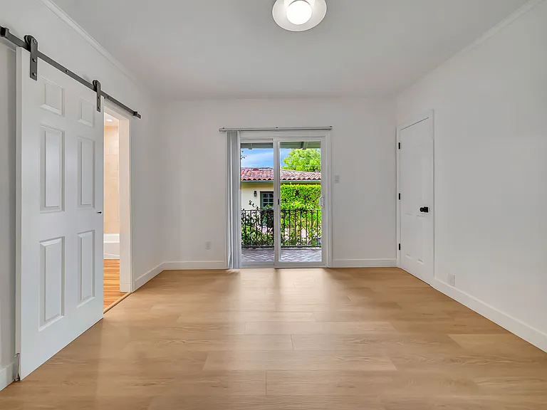 546 S Beachwood Dr — Photo 12