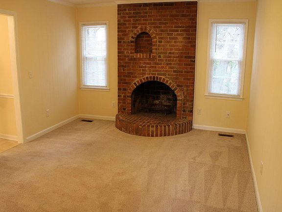Family Room w/Fireplace