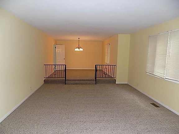 4th image of 17 Breckenridge Blvd