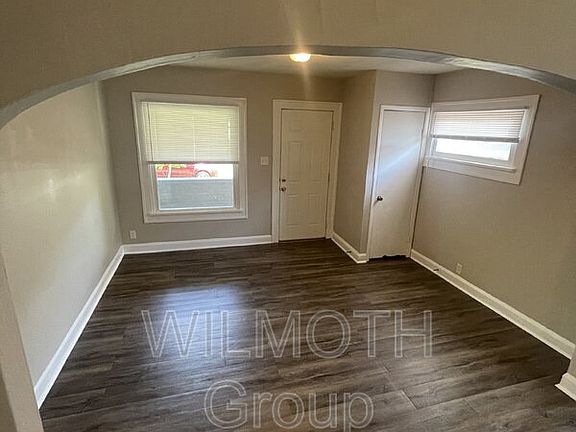 3rd image of 894 N Gladstone Ave