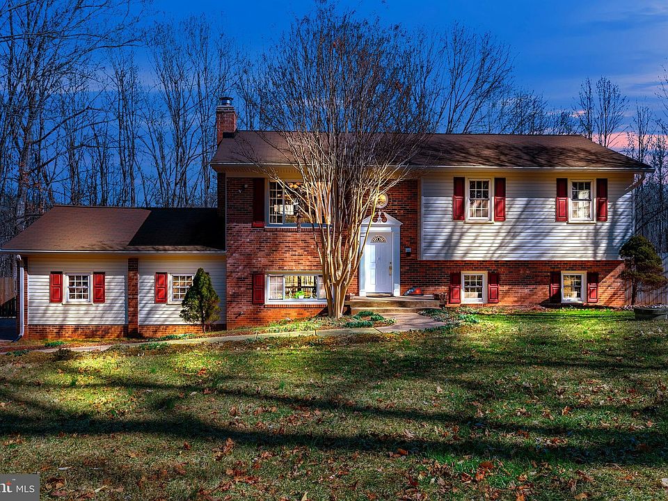 1st image of 6 Clover Hill Dr