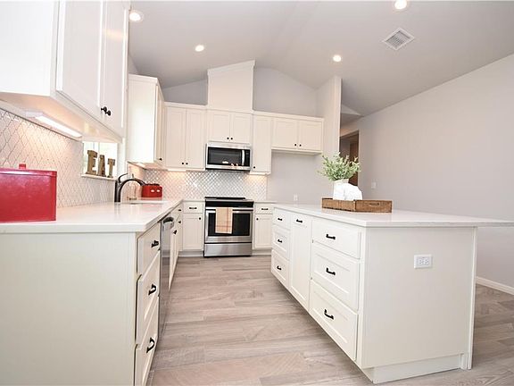 3rd image of 413 Spyglass St
