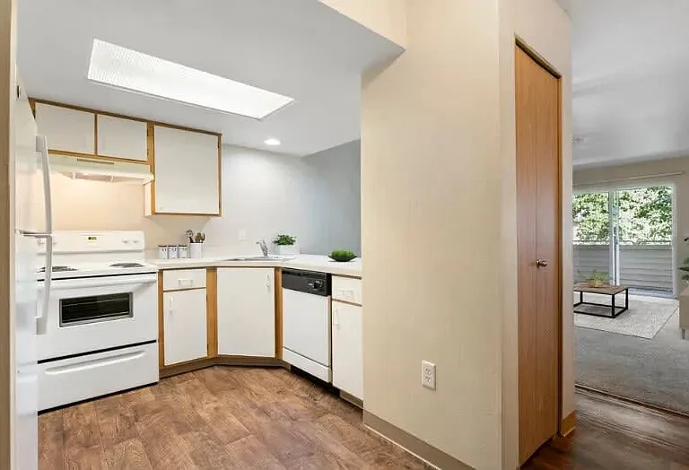 Brentwood Apartments — Photo 4