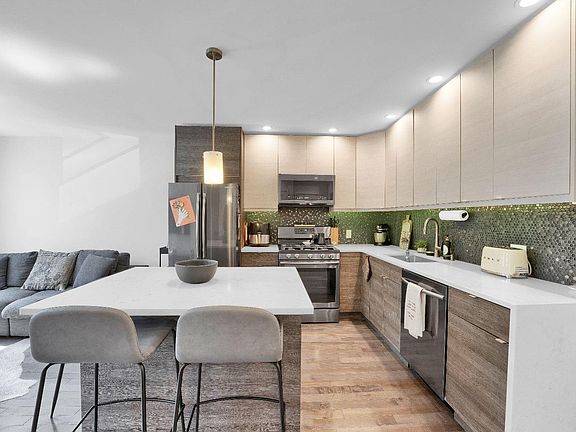 2nd image of 43 Clarendon Ave Floor 2