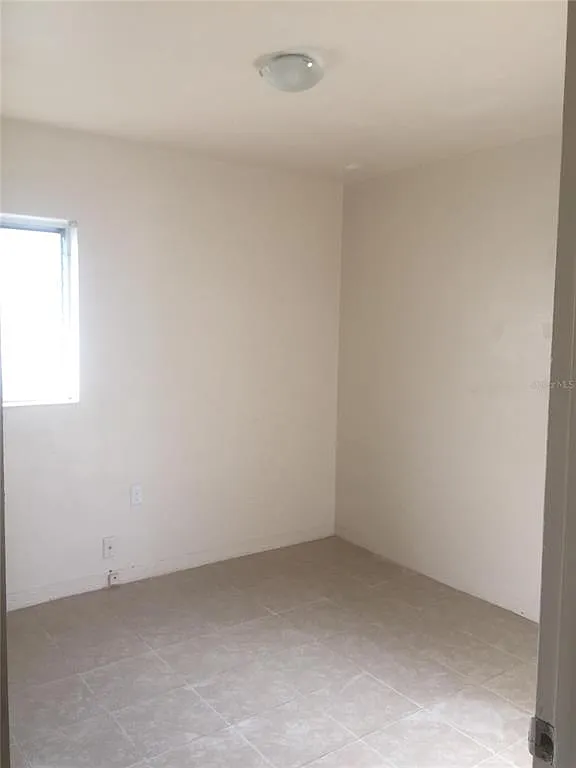 3 bed, 1.0 bath, 945 sqft, $1,095 — Photo 3