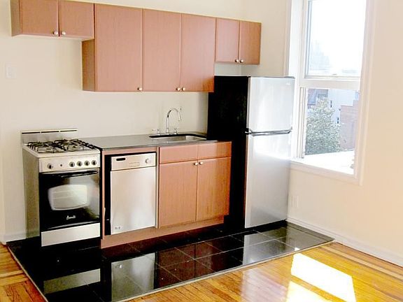 4th image of 225 W 11th St