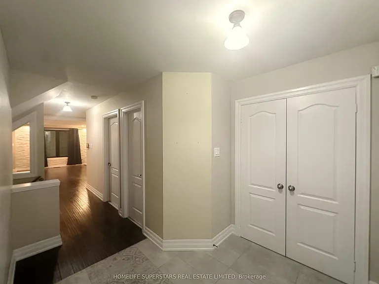 88 River Rock Cres W — Photo 2