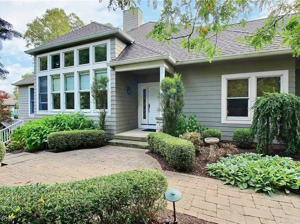 79 Haskell Dr, Bratenahl, OH 44108