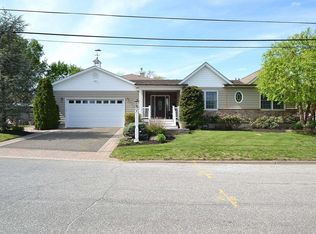 3 La Salle Ln, Kings Park, NY 11754