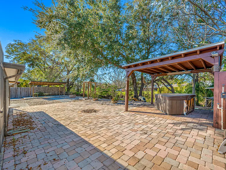 16324 Bonneville Dr — Photo 26