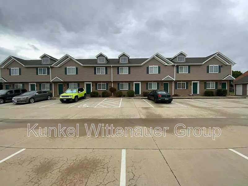 704 Fountain View Dr