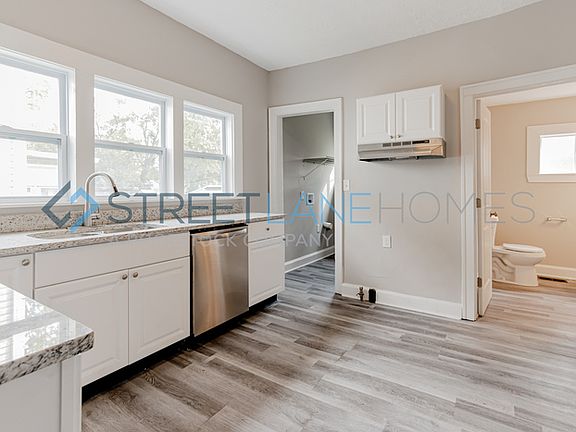 3rd image of 1323 N Dearborn St