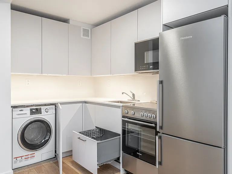 321 E 22nd St #5-R — Photo 2