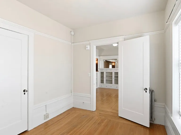 The Townsend Apartments, located at 1029 Oak Street, is a beautiful four-story, historic brick bu... — Photo 18