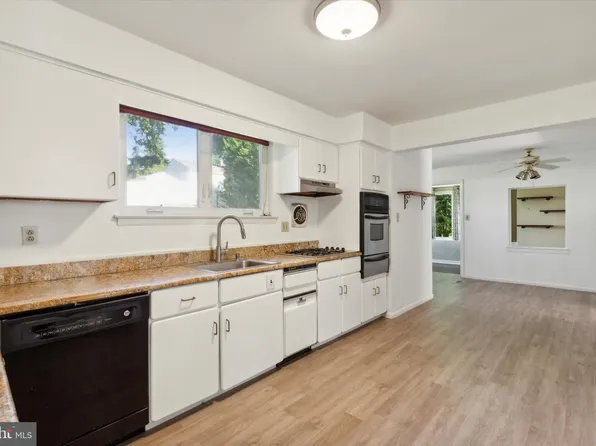 2915 Sheffield Dr, Plymouth Meeting, PA 19462