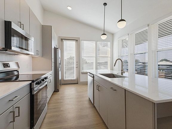 3rd image of 1506 N Prairie Ave #103