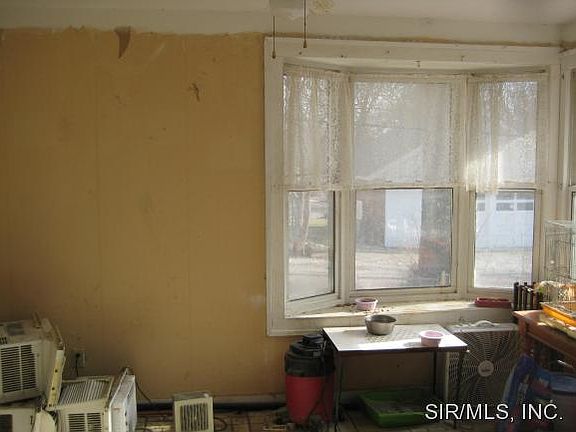 3rd image of 220 Eastern Ave