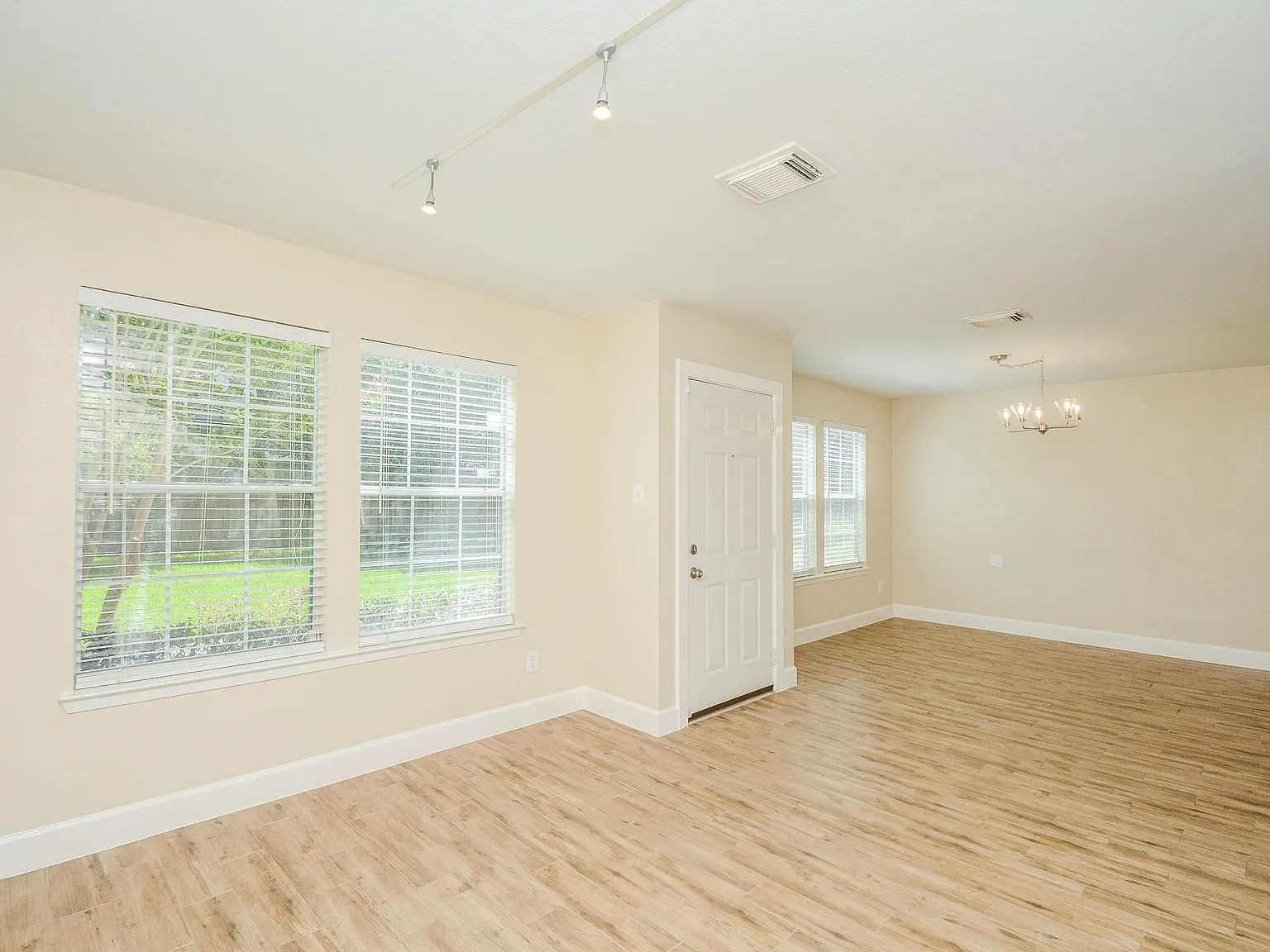 3 bed, 2.5 bath, 2124 sqft, $1,995 — Photo 3
