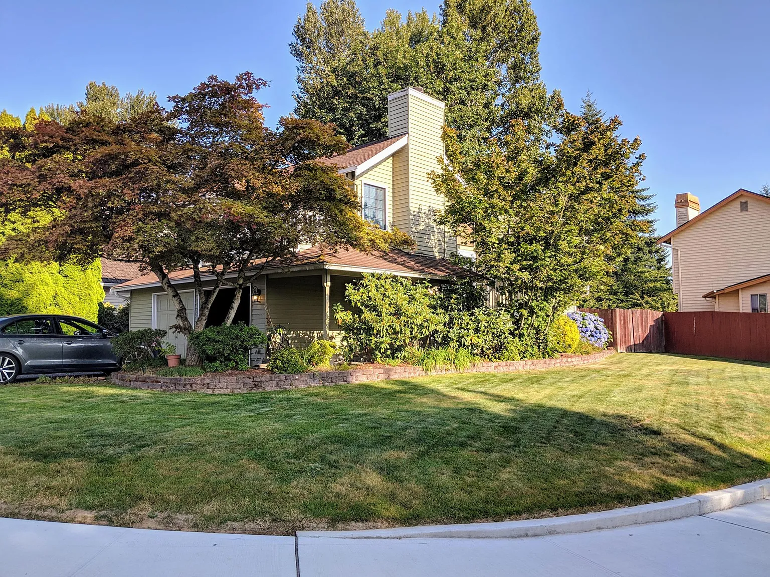 4 bed, 2.5 bath, 2300 sqft, $3,200 — Photo 2