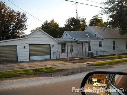2nd image of 300 S Lincoln St