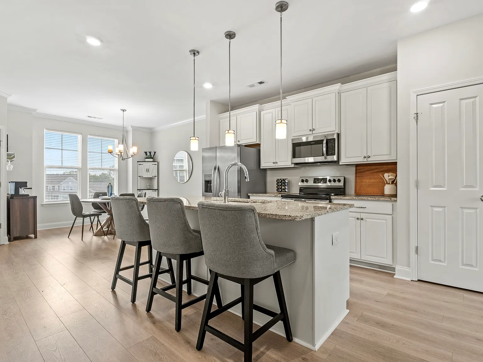833 Westcott Ln — Photo 4