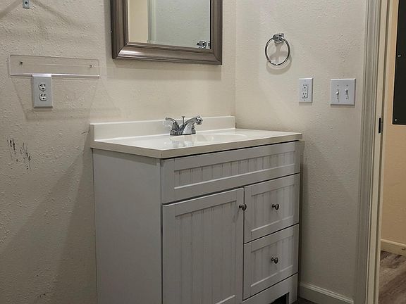 5th image of 957 W Independence St #30