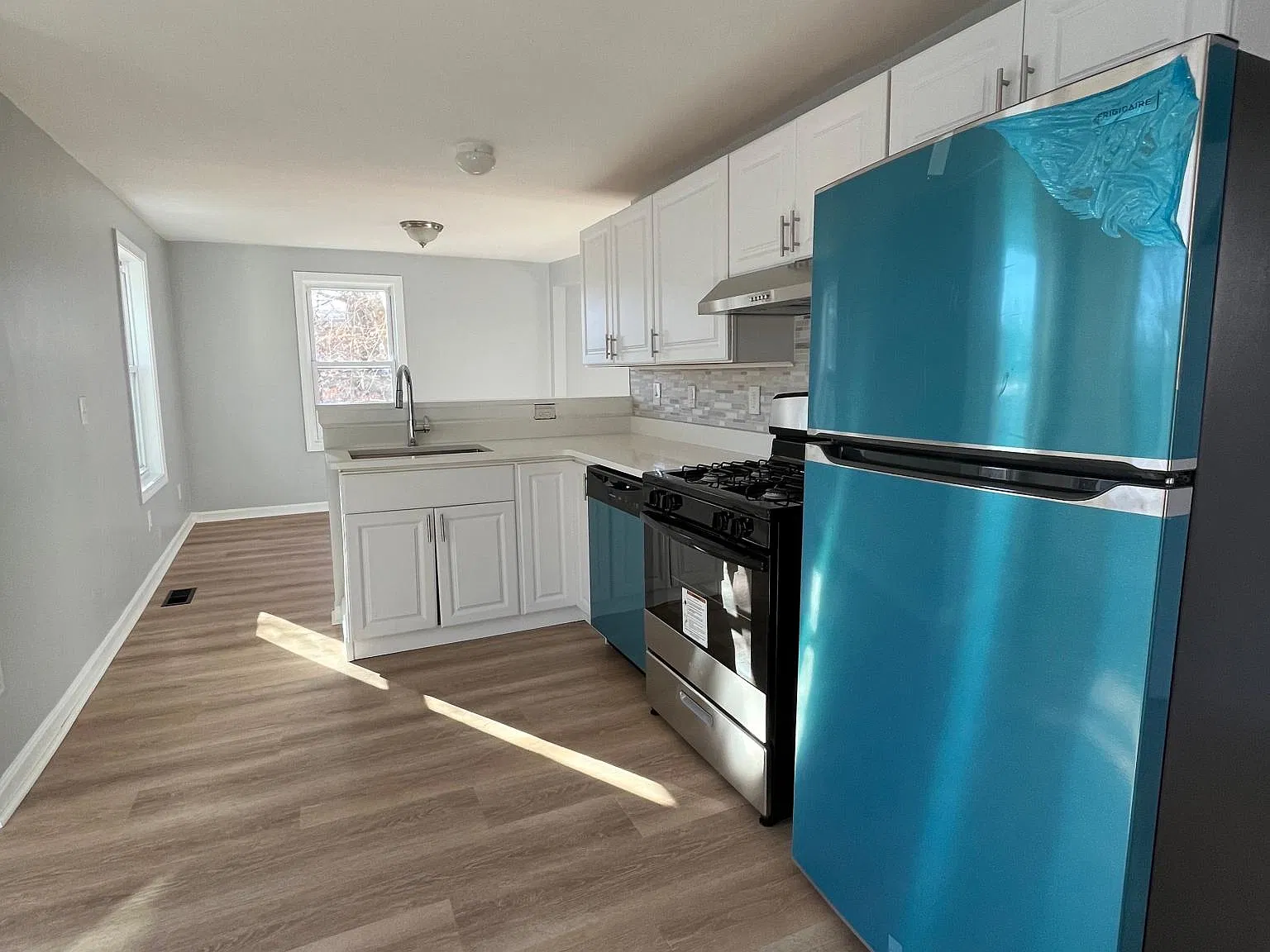 3 bed, 964 sqft, $2,200 — Photo 3