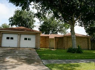 2879 Pilgrims Point Dr, Webster, TX 77598