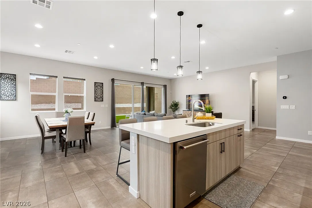 3 bed, 2.5 bath, 2109 sqft, $3,923 — Photo 3
