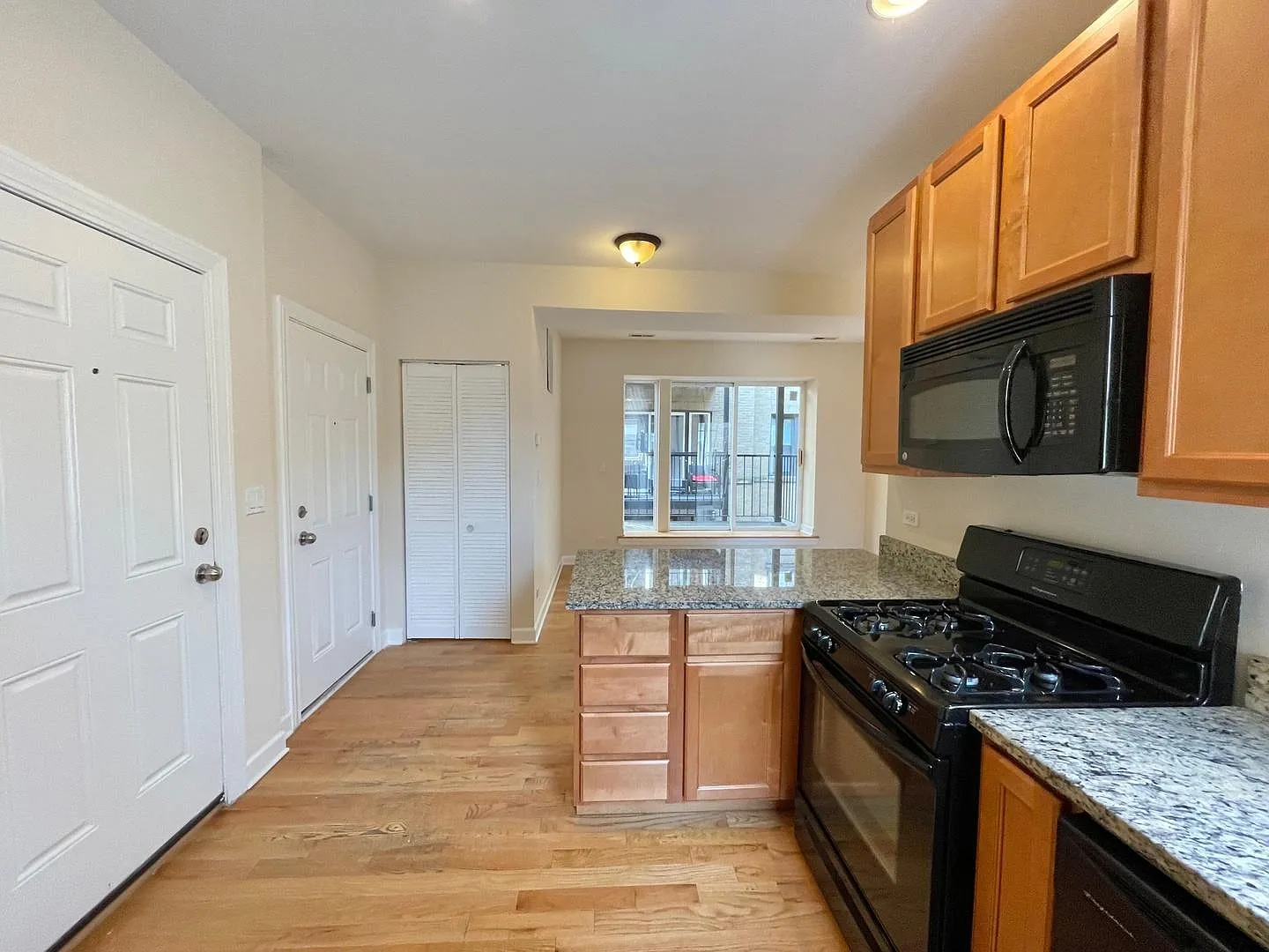 2 bed, 950 sqft, $2,246 — Photo 4