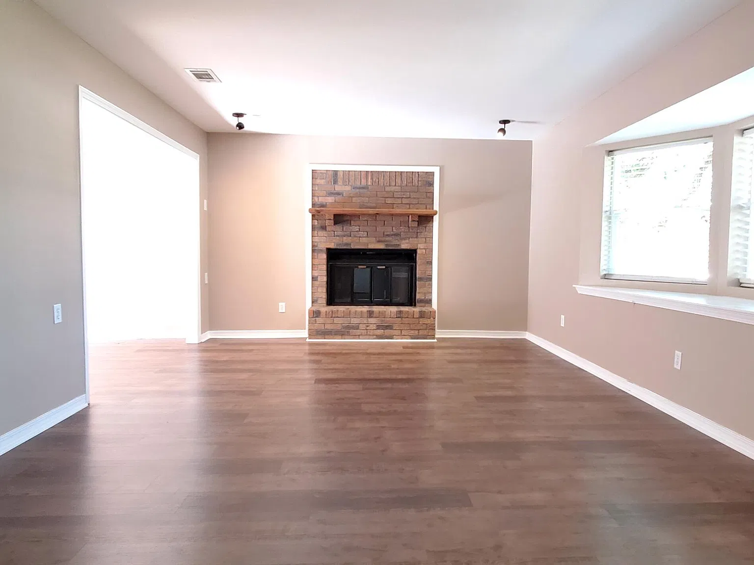 4 bed, 3.0 bath, 2466 sqft, $1,950 — Photo 3