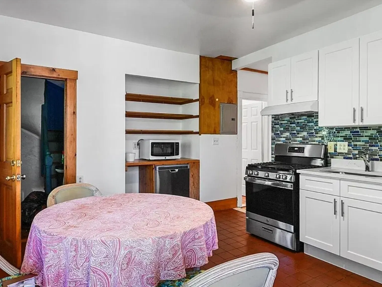 4 bed, 9999 sqft, $6,800 — Photo 2