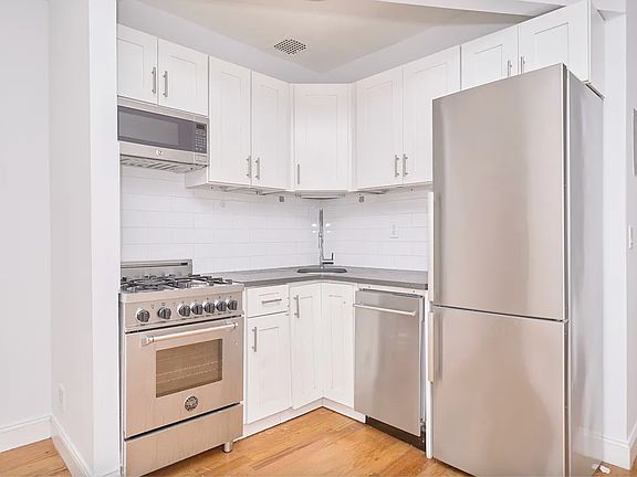 2nd image of 440 W 47th St APT 2b