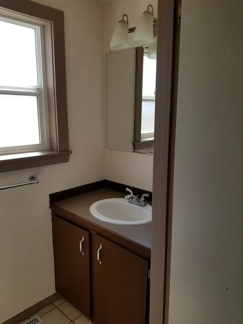 55th Ave 3+ bedroom with attached oversized 1 car garage — Photo 4