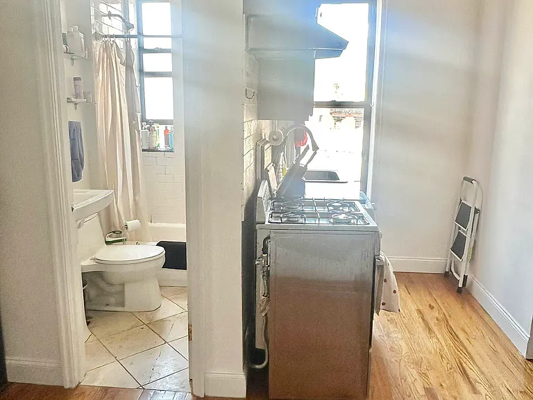 215 E 4th St #22 — Photo 8