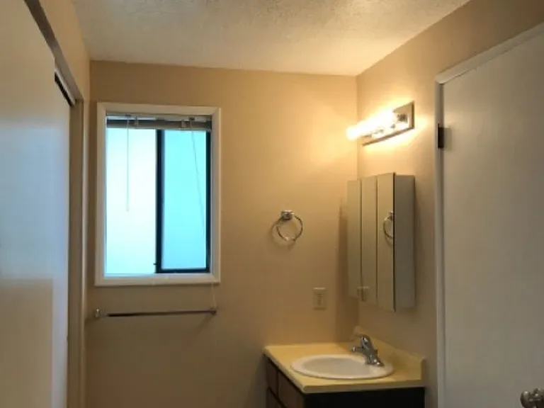 204 Crestview Dr — Photo 6