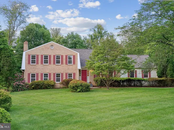 10012 Columbine St, Great Falls, VA 22066