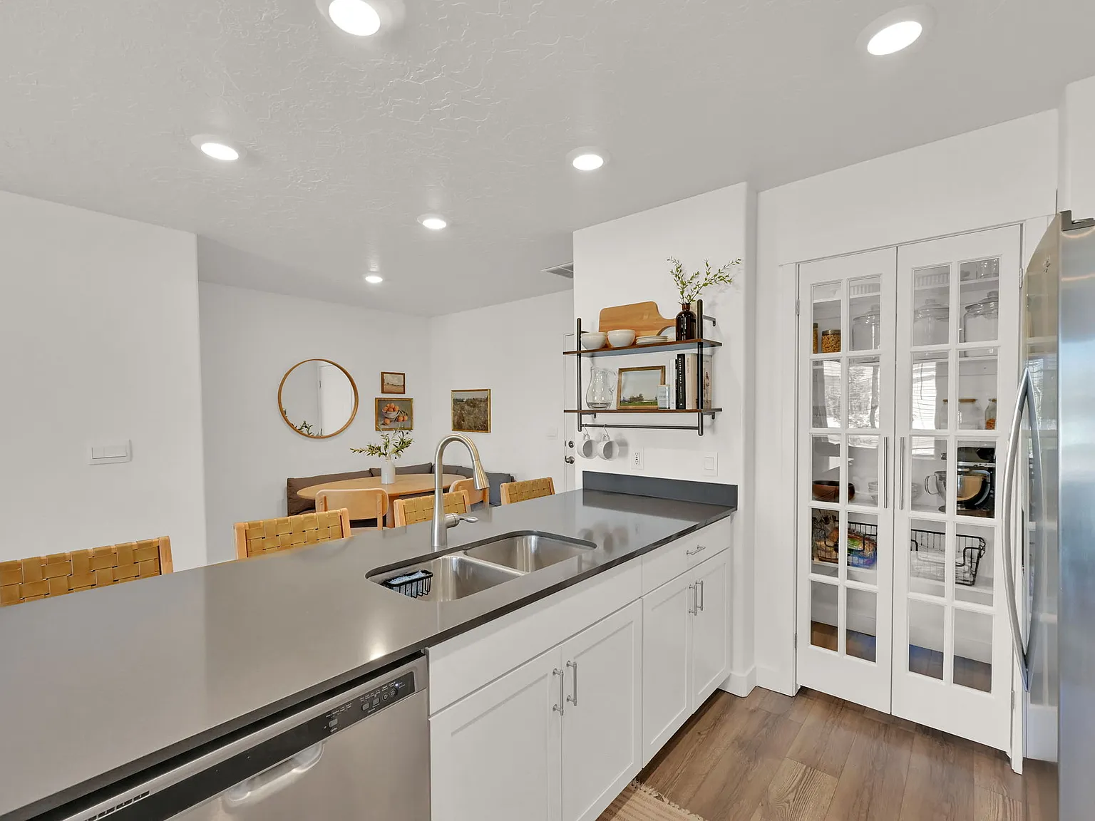 3 bed, 1352 sqft, $2,200 — Photo 4